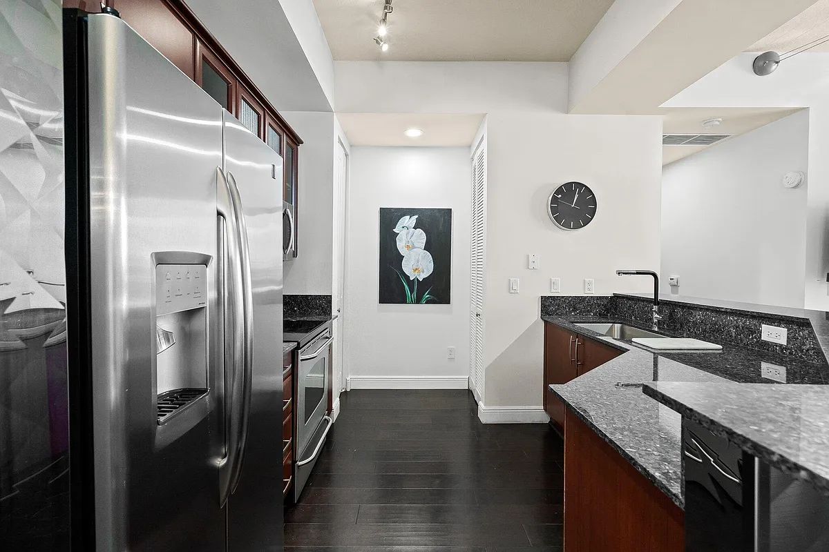 Building Photo - 403 S Sapodilla Ave #806