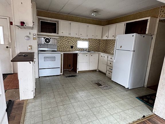 5th image of 19 Surrey Ln