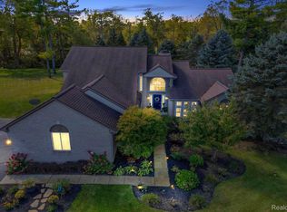 12538 Fall River Dr, South Lyon, MI 48178
