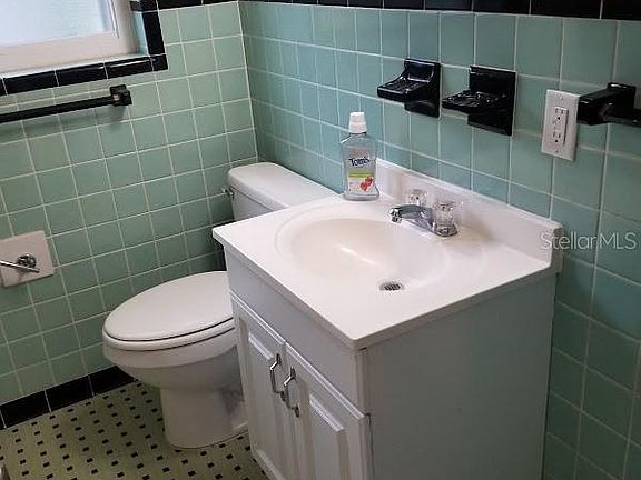 5th image of 218 W King St
