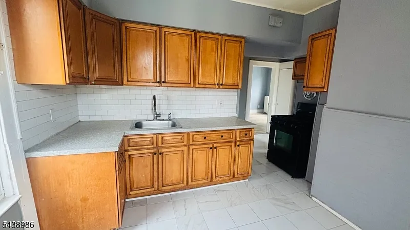 3 bed, 1.0 bath, $2,175 — Photo 3