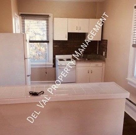3rd image of 528 Mason Ave #2