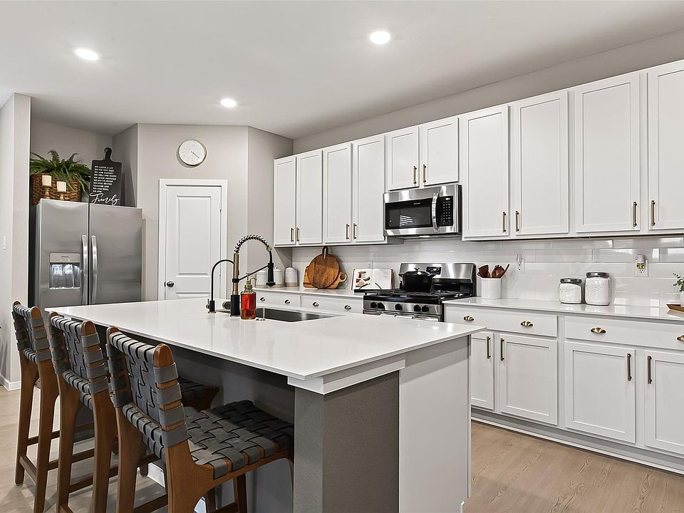 1st image of 923 Heaven Dr