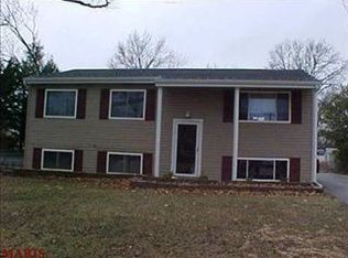 2935 Foxwood Dr, Maryland Heights, MO 63043