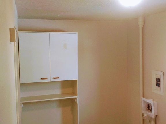 4th image of 829 Sherwood St