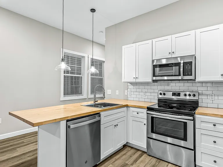 1112 E Spring St #1 — Photo 7