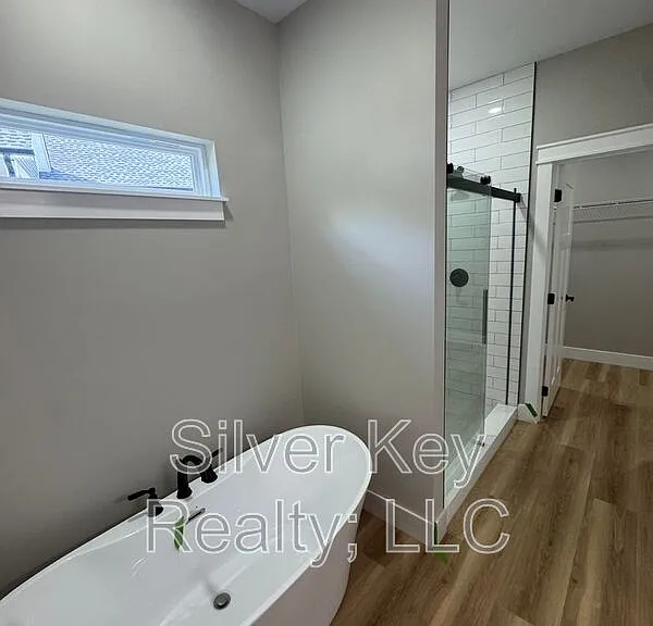 918 Stratford Ave — Photo 17