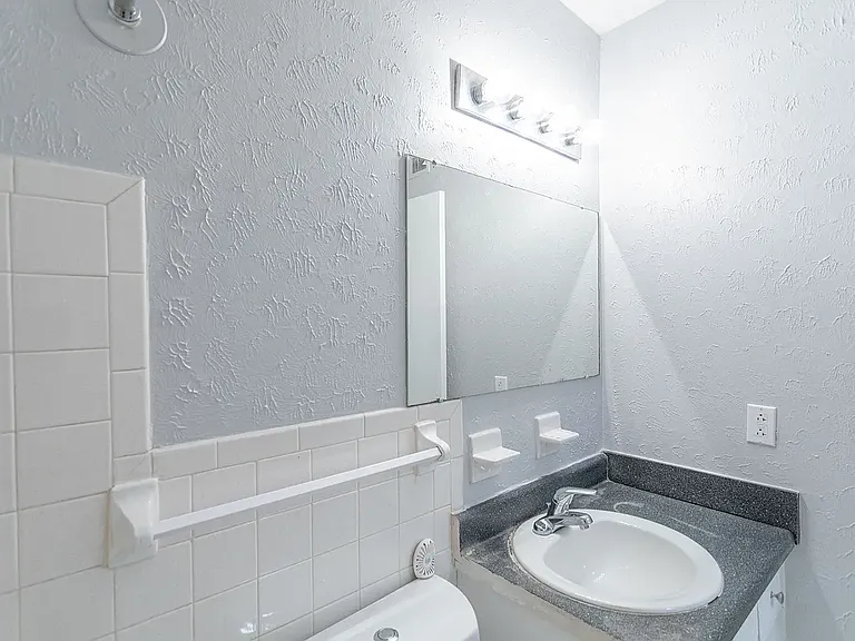 Highland Ridge Apartments — Photo 11