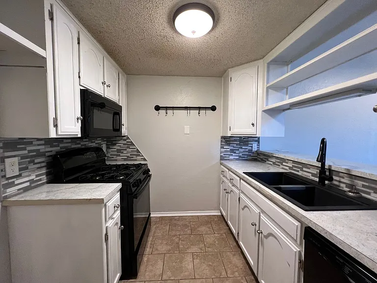 2137 Goodrich Dr — Photo 6