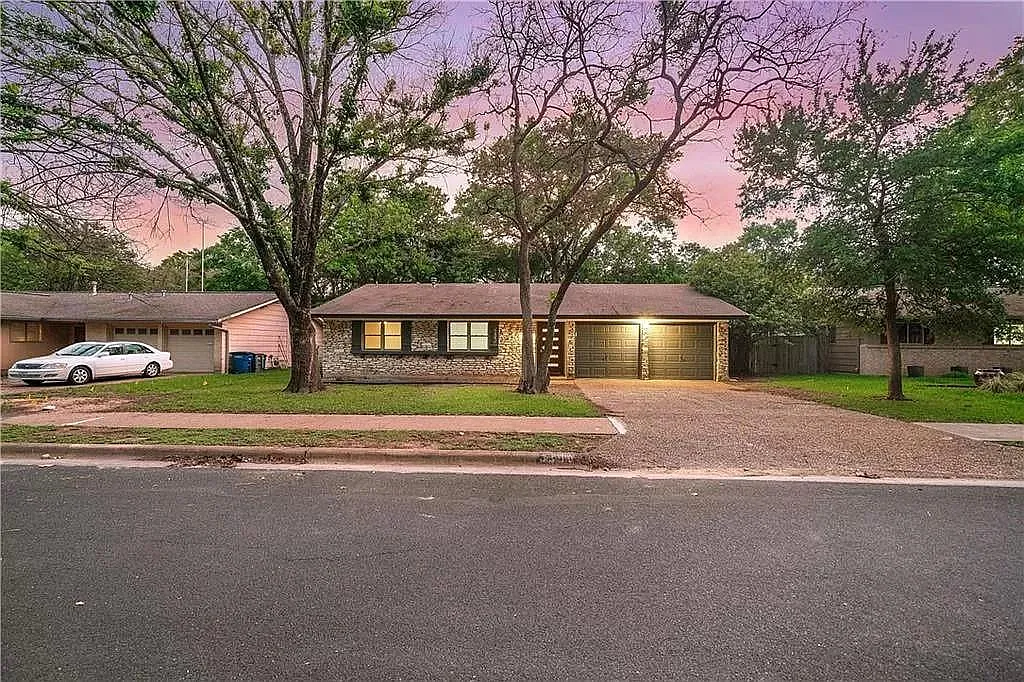 3 bed, 2.0 bath, 1445 sqft, $3,200 — Photo 2