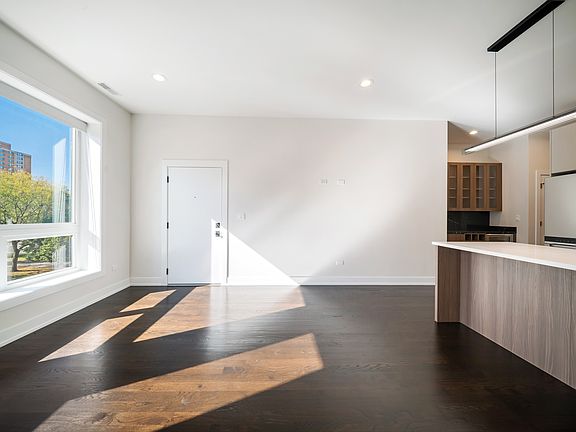 4th image of 406 E 50th Pl #3W