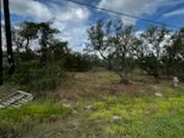 325 N Traylor Ave, Rockport, TX 78382