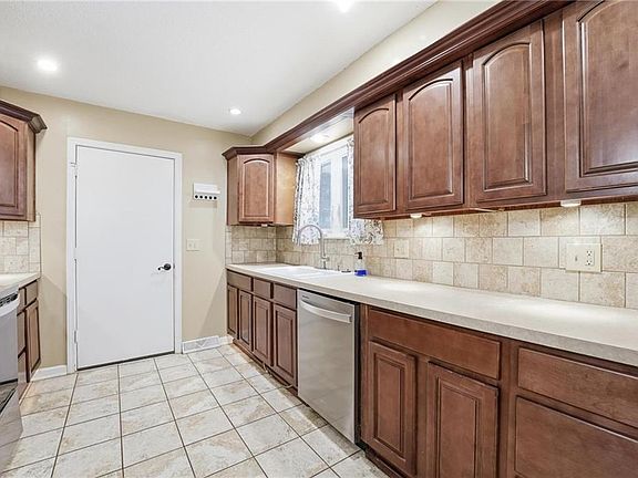 4th image of 203 N Murphy Dr
