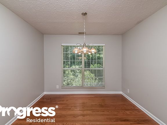 3rd image of 326 Ella St