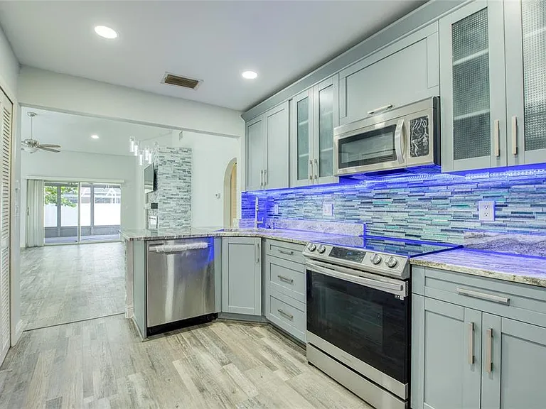 2390 Bentley Dr — Photo 17
