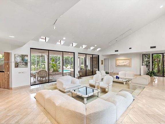 4th image of 1030 E Cypress Dr