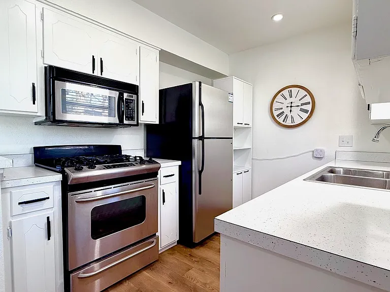 2103 McCormick St — Photo 4