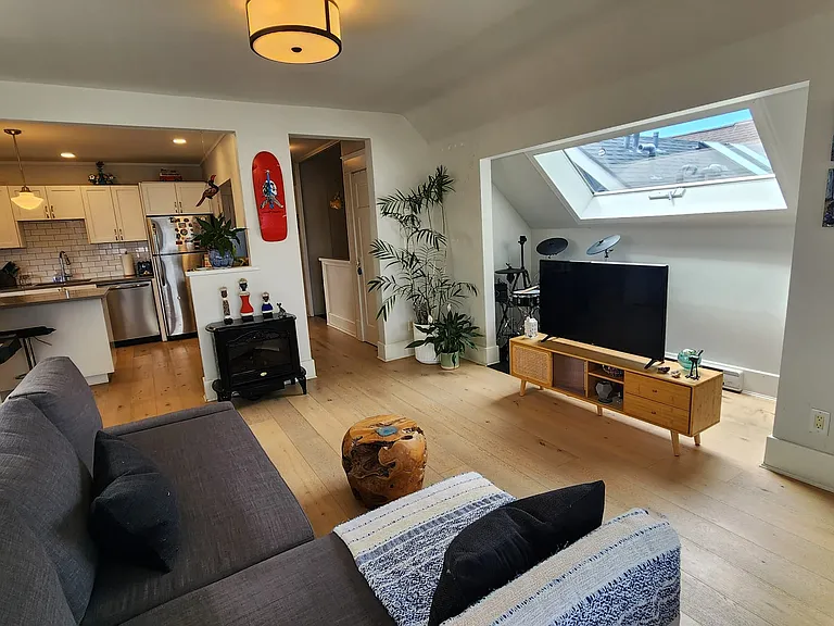 3528 Point Grey Rd — Photo 6
