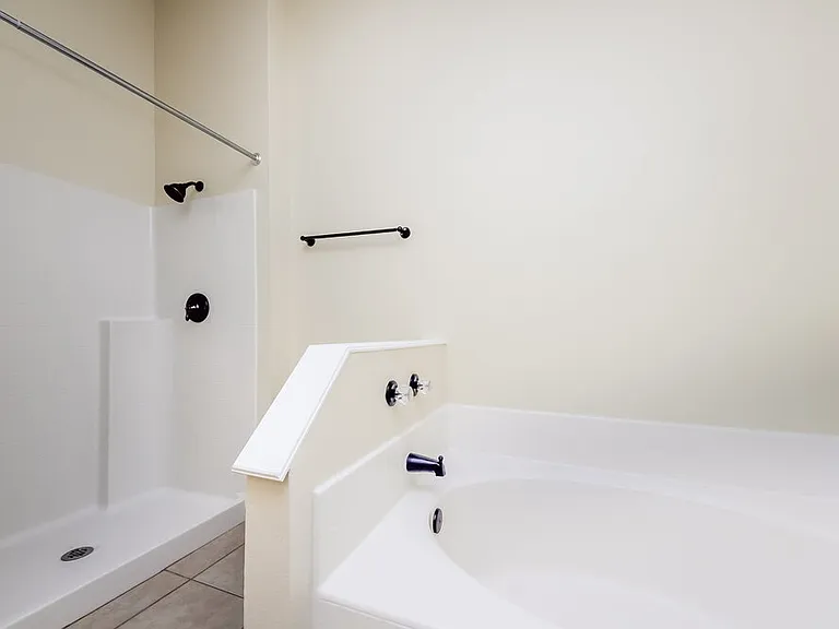 905 Derbyshire Dr — Photo 9