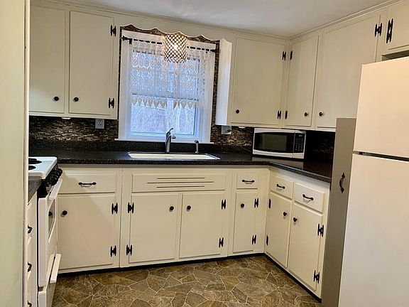 5th image of 435 Essex Ave
