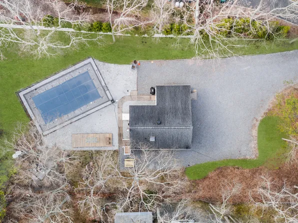 35 Washington Heights Ave, Hampton Bays, NY 11946