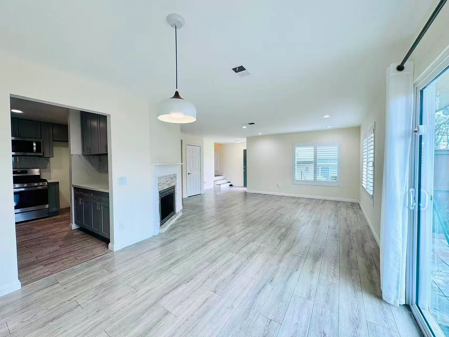 3 bed, 2.5 bath, 1409 sqft, $3,200 — Photo 2