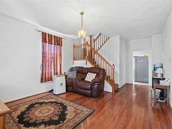 4th image of 308 Pine St