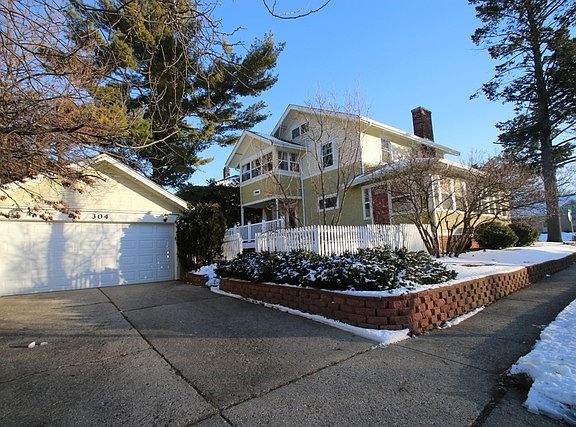 4th image of 304 N Chicago Ave