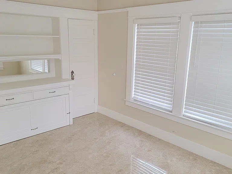 986 E Main St — Photo 11