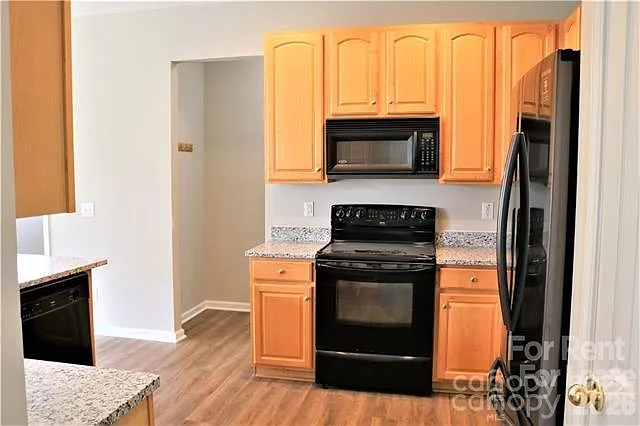 5 bed, 2.5 bath, 2711 sqft, $2,500 — Photo 3