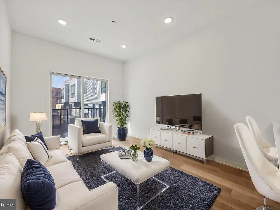 2020 Frankford Ave #203