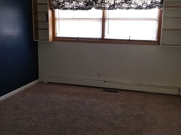 Upstairs bedroom 1/3 