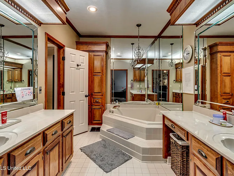 214 Ramblewood Dr — Photo 32