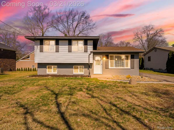 5208 Latimer St, West Bloomfield, MI 48324