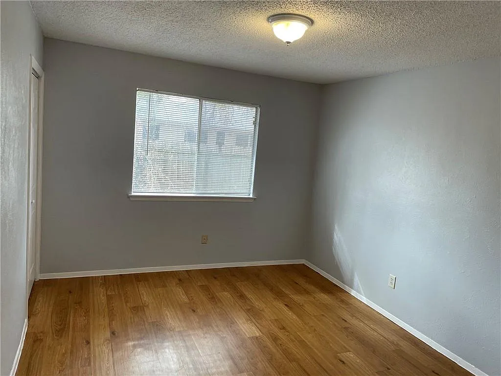 3 bed, 2.0 bath, 1895 sqft, $1,695 — Photo 4