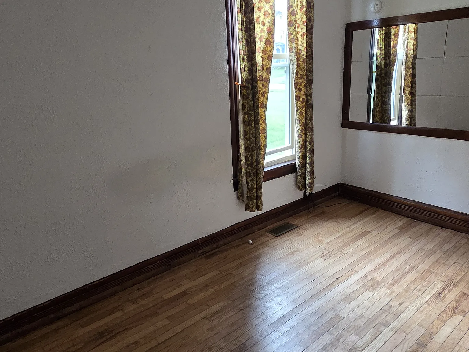 208 Fletcher St — Photo 4