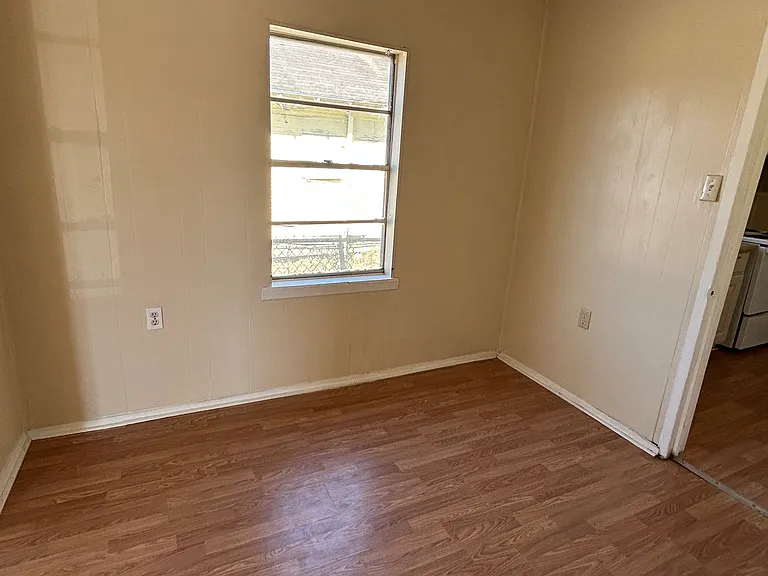 906 E Lee Ave — Photo 8
