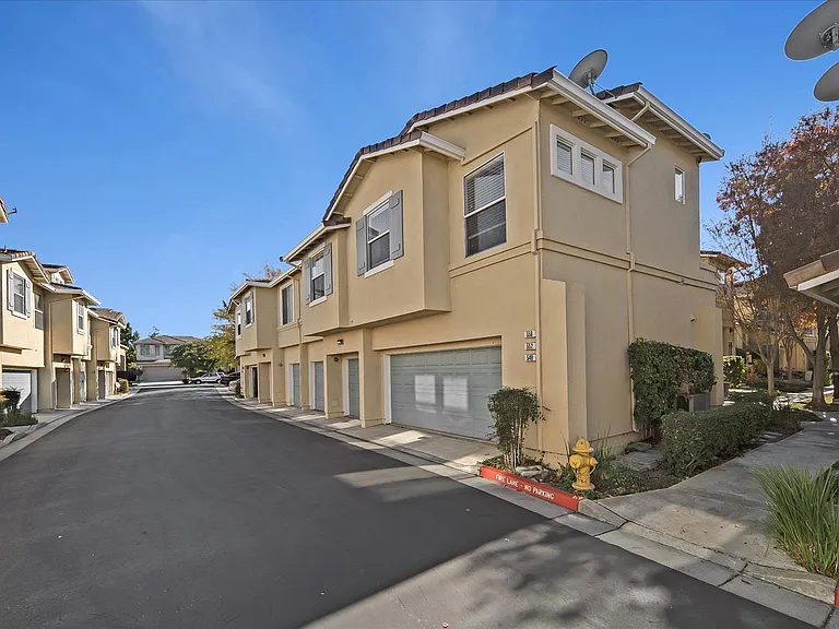 558 Manhattan Pl — Photo 4