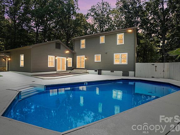 3rd image of 432 Raintree Dr