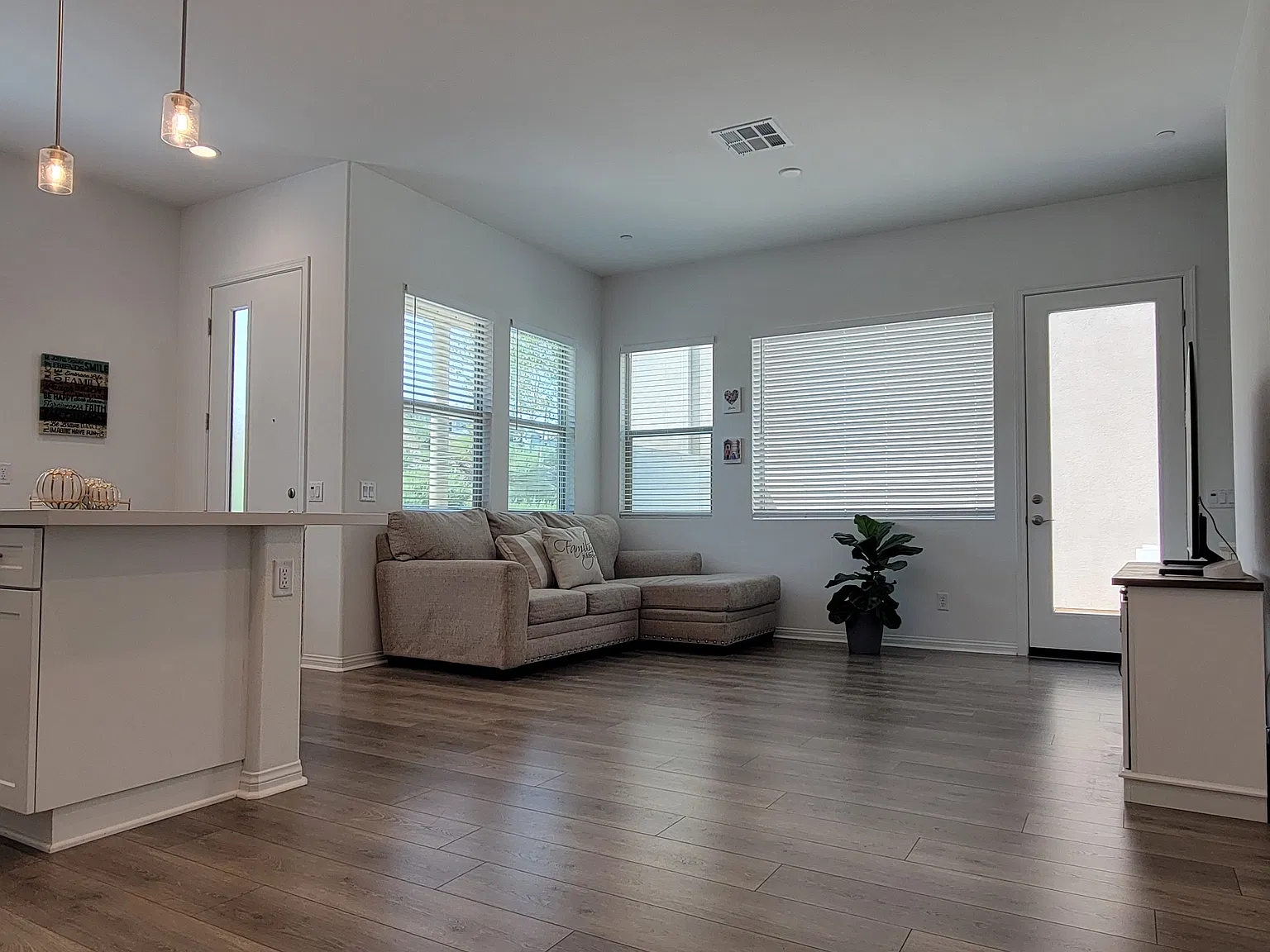 3 bed, 2.5 bath, 1500 sqft, $4,000 — Photo 4
