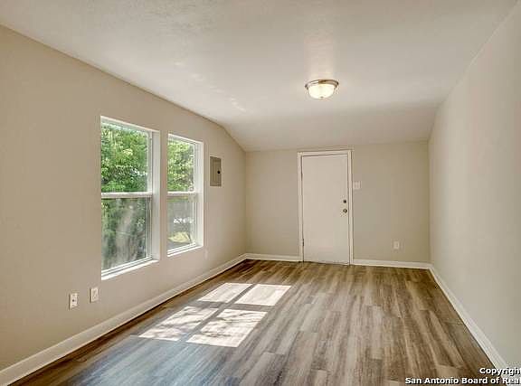 3rd image of 223 Bank St