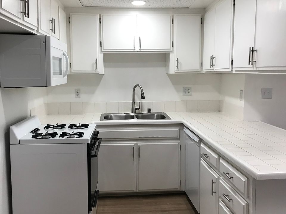 Kitchen with Gas Stove/Oven and Microwave included