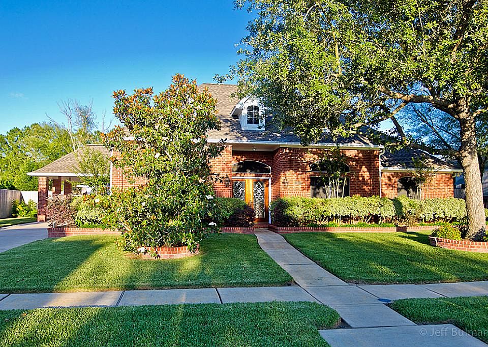 Large landscaped lot located right next door to the community pool!