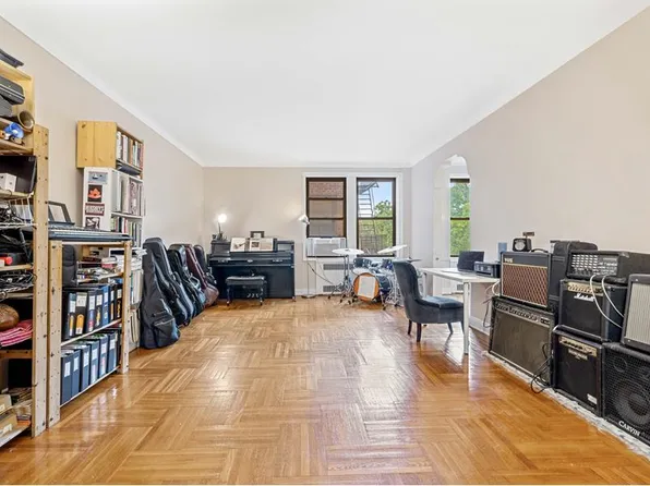 657 East 26th Street 4K image 2 of 10