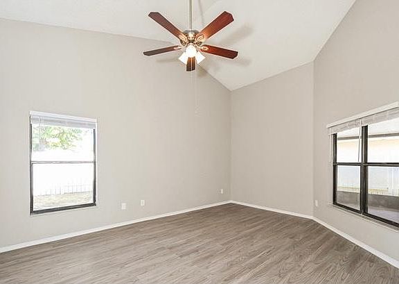 5th image of 276 Lakebreeze Cir