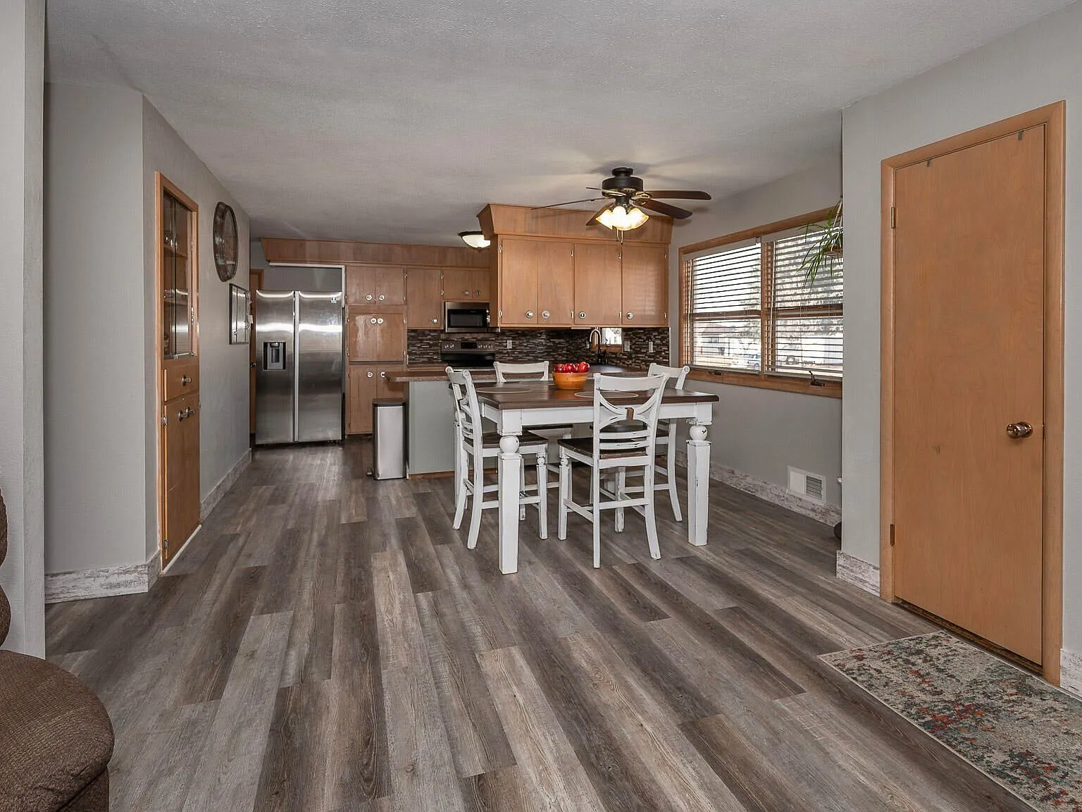 5 bed, 2.0 bath, 2502 sqft, $2,740 — Photo 4