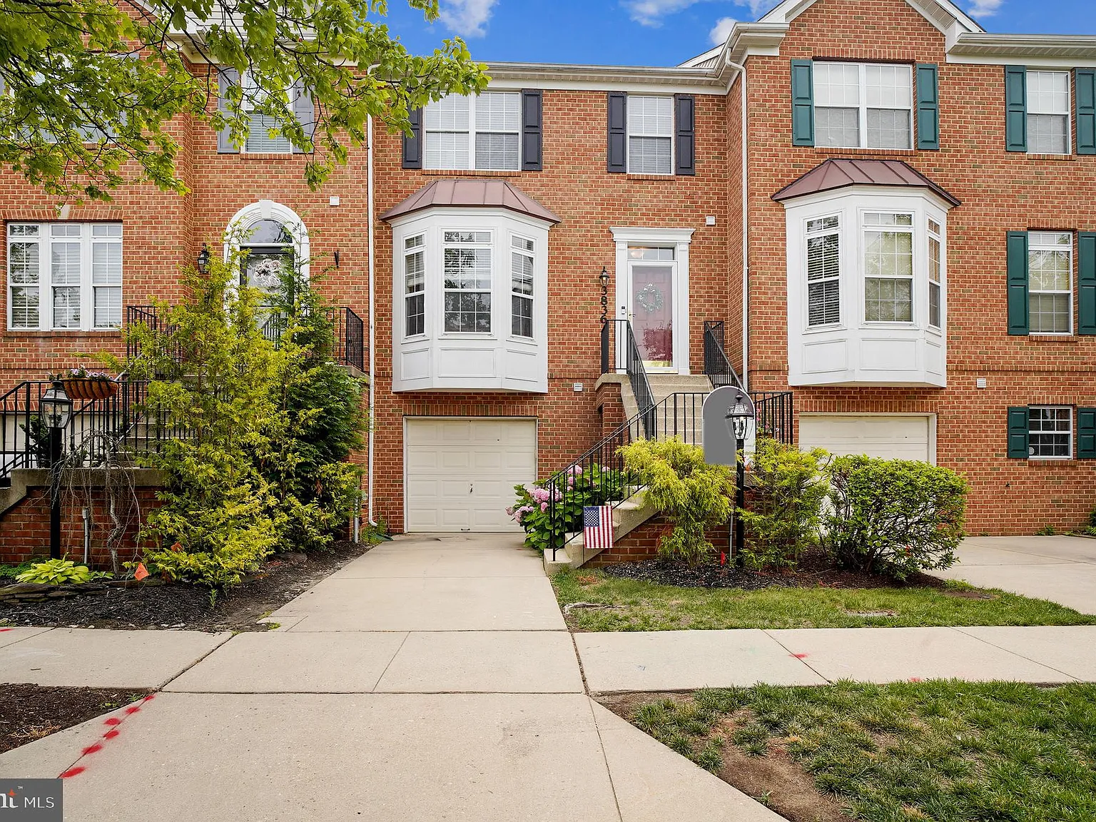 3 bed, 2.5 bath, 2484 sqft, $3,500 — Photo 2
