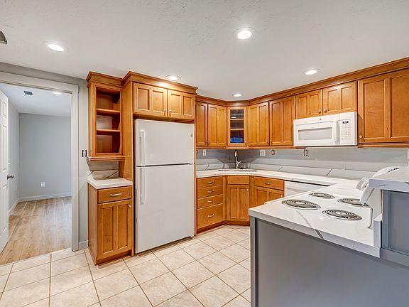 4th image of 9520 S Caledonia Cir