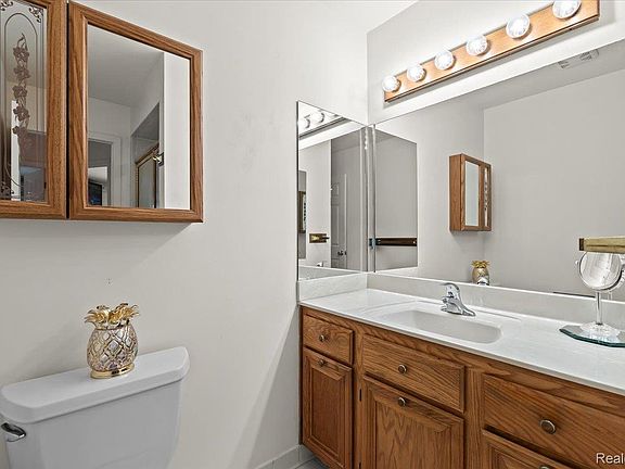 2nd image of 42158 Blossom Ln