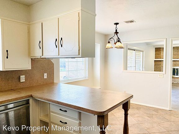 5th image of 2729 Carlton Way